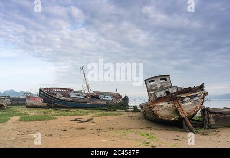 Vista sui relitti in barca a pin Mill sul fiume Orwell appena fuori Ipswich, Suffolk, Regno Unito. Famoso per i suoi relitti di barca e grande per i fotografi. Foto Stock