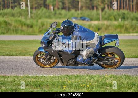 12-06-2020 riga, Lettonia. Pratica motociclistica che si inclinca in una curva veloce in pista. Foto Stock