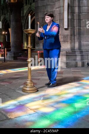 Il conservatore scozzese MSP Ruth Davidson illumina una candela nella cattedrale episcopale di St Mary, Edimburgo, che sta riaprendo le sue porte per il culto privato, mentre la Scozia si sposta nella seconda fase del suo piano in quattro fasi per facilitare l'uscita dal blocco del coronavirus. Foto Stock