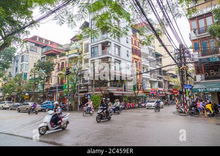 HANOI, VIETNAM, 19 MARZO 2017: Strade ed edifici in Hanoi Vietnam durante il giorno. Si può vedere la gente. Foto Stock