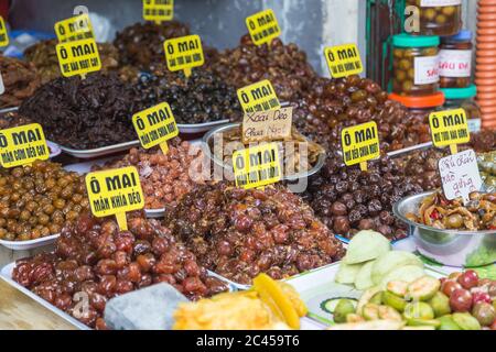 HANOI, VIETNAM, 19 MARZO 2017: Primo piano di vari alimenti in uno stand ad Hanoi, Vietnam Foto Stock