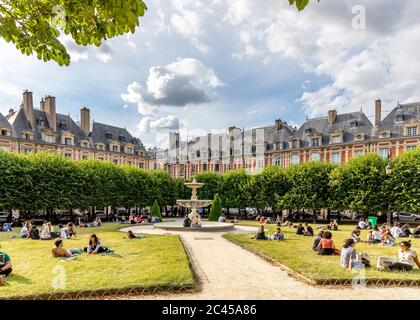 Parigi, Francia - 20 giugno 2020: Giardino Place des vosges. La Place des Vosges, originariamente Place Royale, è la più antica piazza progettata di Parigi Foto Stock