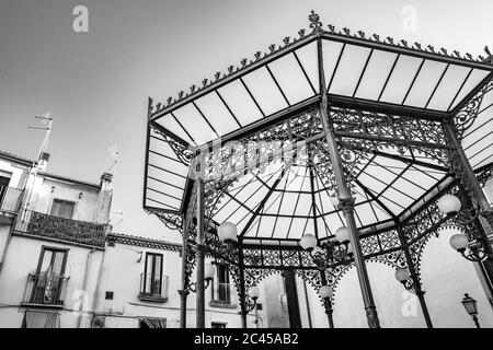 27 ottobre 2019 - Isernia, Molise, Italia - il gazebo in ferro battuto verde Art Nouveau. La copertina in vetro satinato opaco e le decorazioni floreali. La finestra Foto Stock