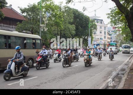 HANOI, VIETNAM - 19 MARZO 2017: Grandi quantità di traffico lungo le strade di Hanoi, Vietnam durante il giorno Foto Stock