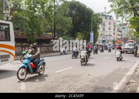 HANOI, VIETNAM - 19 MARZO 2017: Grandi quantità di traffico lungo le strade di Hanoi, Vietnam durante il giorno. Foto Stock