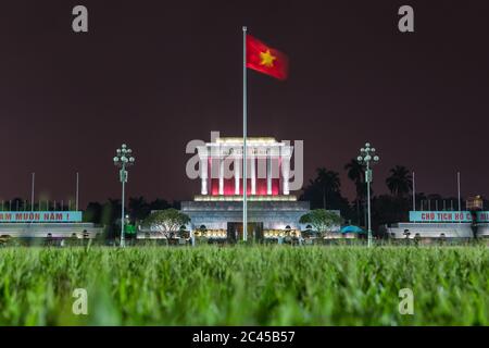 HANOI, VIETNAM - 19 MARZO 2017: L'esterno del Mausoleo ho Chi Minh di notte. La bandiera vietnamita può soffiare nel vento davanti. Foto Stock