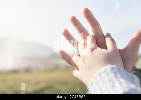 Messa a fuoco selettiva di una coppia che tiene le mani Foto Stock