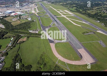 Vista aerea delle piste dell'aeroporto di Manchester durante il periodo di lock-down Covid-19 Foto Stock