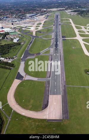 Vista aerea delle piste dell'aeroporto di Manchester durante il periodo di lock-down Covid-19 Foto Stock