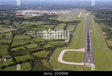 Vista aerea delle piste dell'aeroporto di Manchester durante il periodo di lock-down Covid-19 Foto Stock