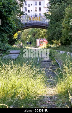 Parigi, Francia - 2 giugno 2020: Vista delle vecchie ferrovie della Petite Ceinture a Parigi, organizzato come una zona di passeggiata Foto Stock