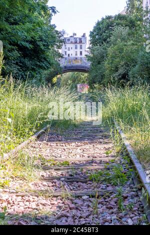 Parigi, Francia - 2 giugno 2020: Vista delle vecchie ferrovie della Petite Ceinture a Parigi, organizzato come una zona di passeggiata Foto Stock