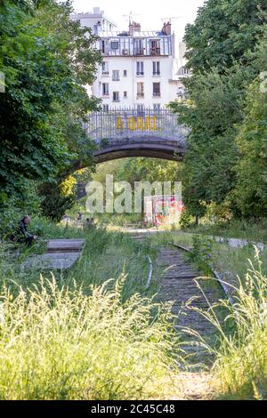 Parigi, Francia - 2 giugno 2020: Vista delle vecchie ferrovie della Petite Ceinture a Parigi, organizzato come una zona di passeggiata Foto Stock