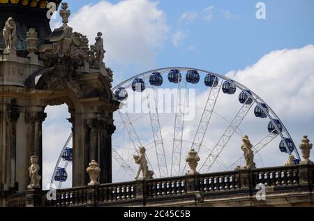 Dresda, Germania. 24 Giugno 2020. La ruota gigante di osservazione "ruota della visione" ruota dietro lo Zwinger di Dresda durante un evento stampa. La ruota panoramica alta circa 55 metri sarà operativa il 26 giugno 2020. Dopo un inizio riuscito lo scorso anno, ora ruoterà a Dresda per almeno 8 settimane. Credit: Robert Michael/dpa-Zentralbild/ZB/dpa/Alamy Live News Foto Stock