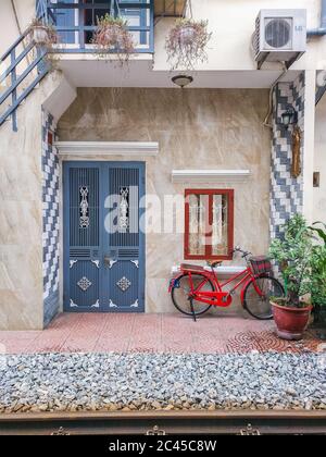 HANOI, VIETNAM - 19TH MARZO 2017: L'esterno degli edifici accanto a una pista ferroviaria che attraversa il centro di Hanoi. Foto Stock