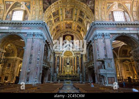 Interno della chiesa di Gesù nuovo (Gesu nuovo) a Napoli, in una bella giornata estiva Foto Stock