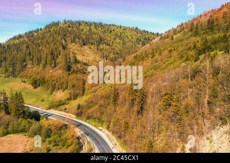 Vista panoramica aerea delle montagne con autostrada. Splendido paesaggio di montagna. Montagne Carpazi. Ucraina Foto Stock