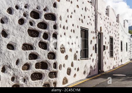 Rilievo intonacatura su muro che rivela la pietra sotto in un tipo di modello dalmata su una casa a Santiago del Teide, Tenerife, Isole Canarie, Sp Foto Stock