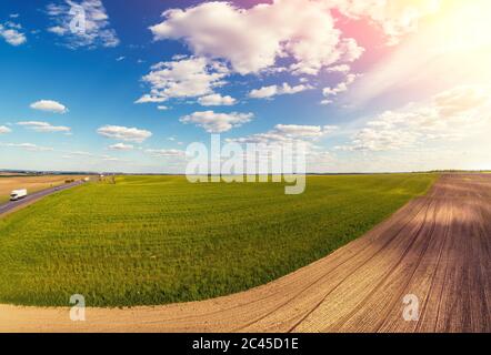 Paesaggio rurale, terreno agricolo, vista aerea. Vista dei campi arabili e erbosi in primavera. Foto Stock