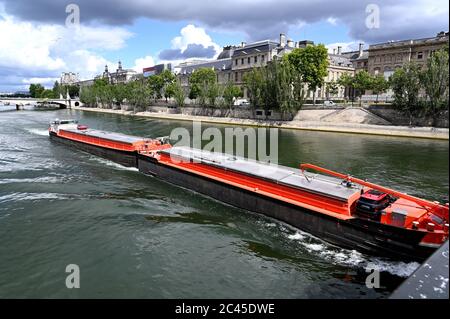 Enorme chiatta sul fiume Senna a Parigi Foto Stock