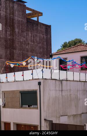 Porto, Portogallo - una casa decorata con bandiere di festa per 'ão João' - evento popolare di San Giovanni in città Foto Stock