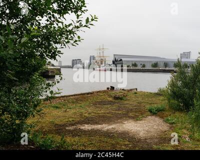 Vista della Tall Ship, Glenlee e del Riverside Museum, progettato dal famoso architetto Zaha Hadid Foto Stock