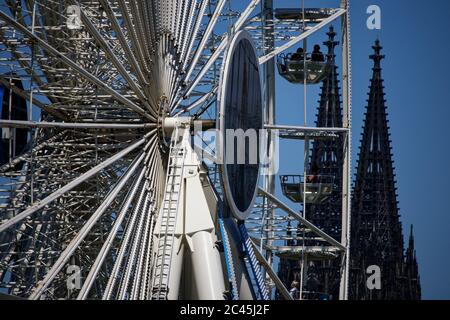 Colonia, Germania. 24 Giugno 2020. I turisti possono ammirare la Cattedrale di Colonia da una ruota panoramica. Credit: Henning Kaiser/dpa/Alamy Live News Foto Stock