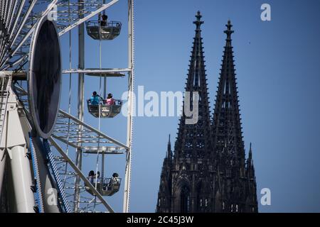 Colonia, Germania. 24 Giugno 2020. I turisti possono ammirare la Cattedrale di Colonia da una ruota panoramica. Credit: Henning Kaiser/dpa/Alamy Live News Foto Stock