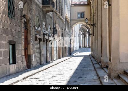 Vista in basso di una strada vuota a Firenze, Italia durante la crisi del virus Corona. Foto Stock