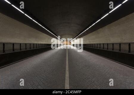 Vista su un Tunel vuoto da Ribeira, Porto, Portogallo durante la crisi del virus Corona. Foto Stock