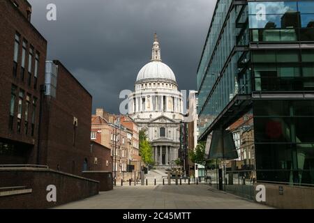Ammira le strade vuote, la collina di Pietro e la cattedrale di St Paul a Londra sotto un cielo tempestoso durante la crisi del virus Corona. Foto Stock