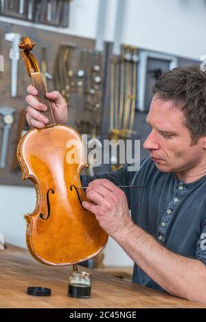 Liutaio al lavoro nel suo laboratorio Foto Stock