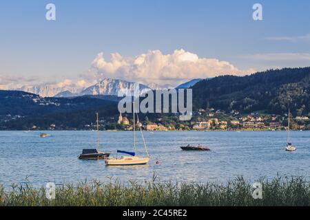 Lago Wörthersee in Carinzia con la chiesa Maria Wörth sullo sfondo Foto Stock