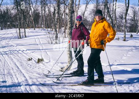 Coppia sci di fondo a Vasterbottens LAN, Svezia. Foto Stock