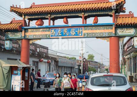 Un ingresso al villaggio è chiuso per impedire l'ingresso degli outsider, in quanto Pechino è colpita da un altro focolaio del nuovo coronavirus, nel villaggio di Xizhuang, Foto Stock
