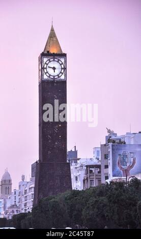 Tunisi, Tunisia - 06 febbraio 2009: Torre dell'Orologio, Avenue Bourguiba. Simbolo di Tunisi. Foto Stock