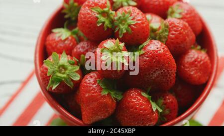 Coppa di fragole fresche Foto Stock