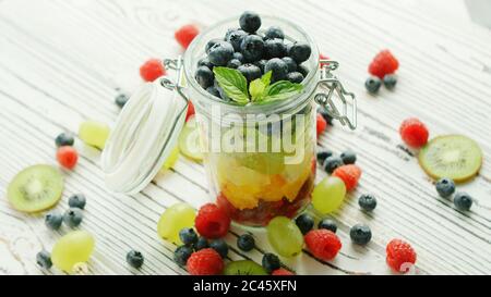 Vaso riempito con frutta colorata Foto Stock