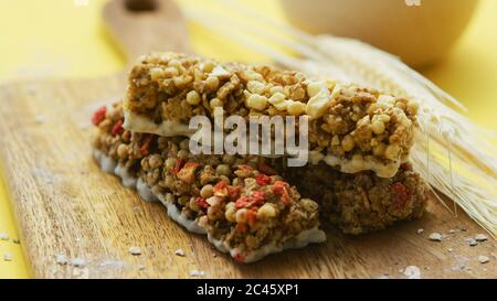 Dolce barrette di cereali a bordo Foto Stock