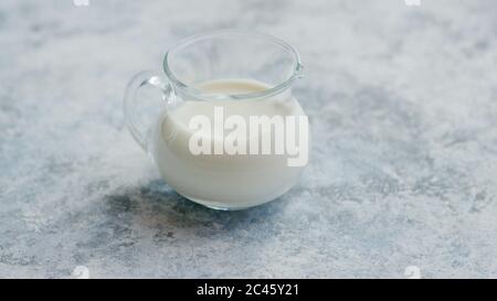 Piccolo lanciatore di crema di latte Foto Stock