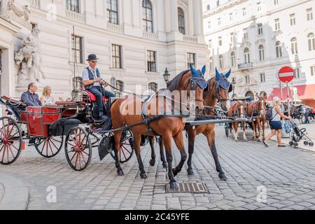 Fiaker - allenatore di hackney, carrozza trainata da due cavalli a Vienna Foto Stock