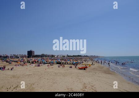 Littlehampton, Sussex occidentale. 24 Giugno 2020. Regno Unito Meteo. Le persone che si divertono sulla spiaggia di Littlehampton in una mini ondata di caldo che ha visto le temperature salire. Persone crammed nella parte migliore della spiaggia lasciando altre parti della spiaggia vuota e non aderire a divaricarsi sociale e non prendendo attenzione al monito di non nuotare a causa di pericolose correnti credito: Paul Chambers / Alamy Live News Foto Stock