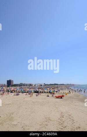 Littlehampton, Sussex occidentale. 24 Giugno 2020. Regno Unito Meteo. Le persone che si divertono sulla spiaggia di Littlehampton in una mini ondata di caldo che ha visto le temperature salire. Persone crammed nella parte migliore della spiaggia lasciando altre parti della spiaggia vuota e non aderire a divaricarsi sociale e non prendendo attenzione al monito di non nuotare a causa di pericolose correnti credito: Paul Chambers / Alamy Live News Foto Stock