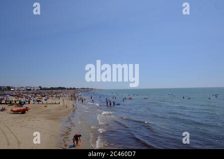 Littlehampton, Sussex occidentale. 24 Giugno 2020. Regno Unito Meteo. Le persone che si divertono sulla spiaggia di Littlehampton in una mini ondata di caldo che ha visto le temperature salire. Persone crammed nella parte migliore della spiaggia lasciando altre parti della spiaggia vuota e non aderire a divaricarsi sociale e non prendendo attenzione al monito di non nuotare a causa di pericolose correnti credito: Paul Chambers / Alamy Live News Foto Stock