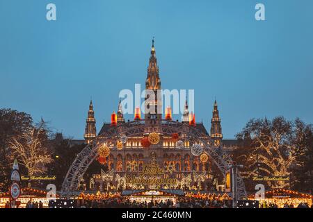 Mercatino di Natale al Municipio di Vienna in luce blu Foto Stock