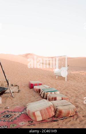 Alba su un campo nel deserto del Sahara, Marocco. Foto Stock