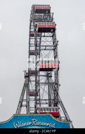 La gigantesca ruota viennese, un marchio della capitale austriaca e un simbolo del Prater di Vienna, famoso in tutto il mondo. Foto Stock