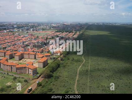Fine della città e l'inizio del parco nazionale di nairobi, contea di Nairobi, Nairobi, Kenya Foto Stock