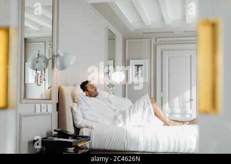 Uomo relax nella suite Foto Stock