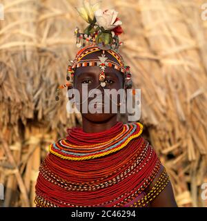 Rendille tribeswoman con Headdress e gioielli tradizionali, distretto di Marsabit, Ngurunit, Kenya Foto Stock